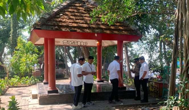 
 Kasatreskrim Polres Batu, AKP Zaenal Arifin, S.H bersama anggotanya, saat tengah mendalami penyebab tewasnya seorang pria di Taman Wilis. (Yan)