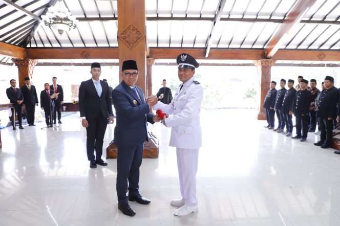 
 Wali Kota Batu, Nurochman saat tengah melantik Subandri sebagai Kades PAW Sidomulyo di Rumdin Wali Kota Batu. (Yan)