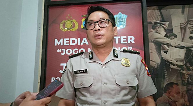 
 Kasi Humas Polresta Malang Kota, Ipda Lukman S., saat memberikan keterangan terkait surat Daftar Pencarian Orang (DPO) anggota Polresta Malang Kota. (ist)