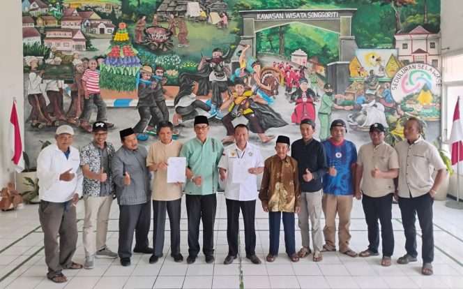
 Yayasan IIBS Al-Izzah bersama para petani dan LIPAN-RI didampingi Lurah Songgokerto, saat sesi foto bersama dengan menunjukkan surat berita acara mediasi damai. (Yan)