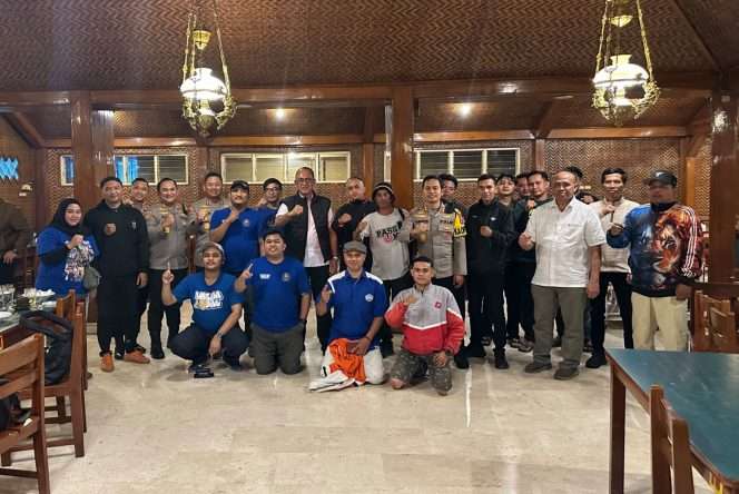 
 Kapolresta Malang Kota Kombes Pol Danang, Dirintelkam Polda Jatim Kombes Pol Bondan Witjaksono, dan Kapolres Pasuruan AKBP Harto Agung Cahyono bersama perwakilan Aremania dan Bonek usai pertemuan di Pandaan. (ist)