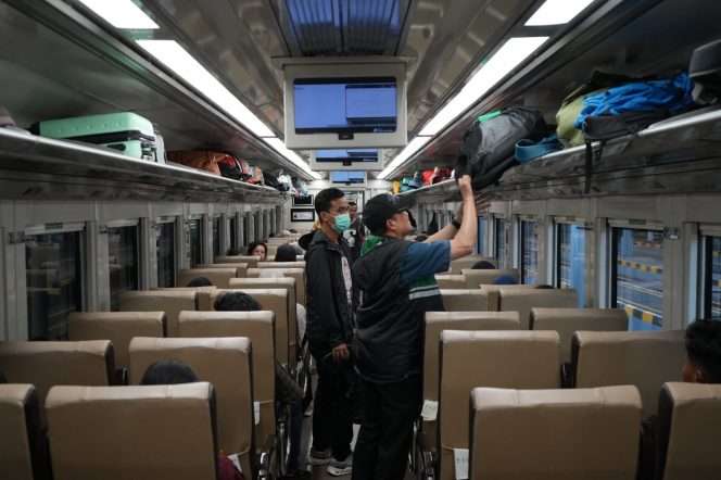 
 Penumpang KA saat menaiki gerbong kereta. (ist)