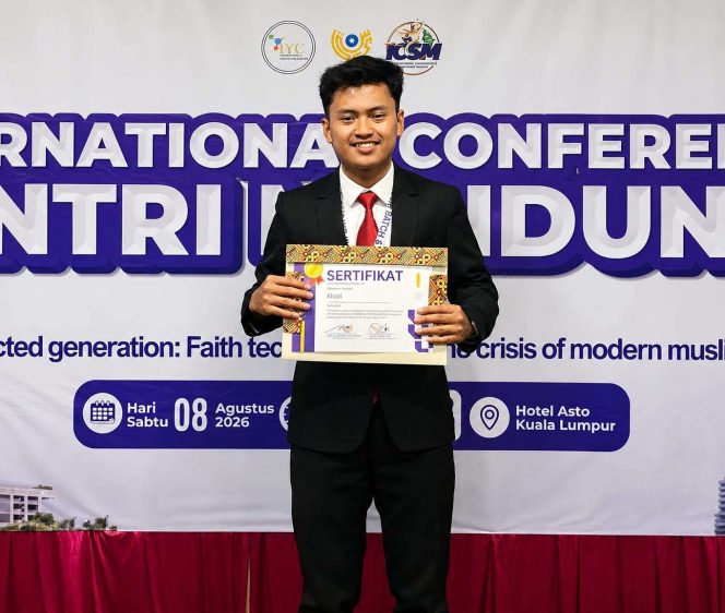 
 Muhammad Khofi, mahasiswa Program Studi Hukum Keluarga Islam (HKI) Universitas Al-Qolam Malang sekaligus santri Pondok Pesantren Raudlatul Ulum 1 Ganjaran Gondanglegi, terpilih menjadi delegasi Kabupaten Malang dalam International Conference Santri Mendunia #Batch 6, di Malaysia, Singapura, dan Thailand pada (6–11/ 8/2026). (Khofi for bacamalang)