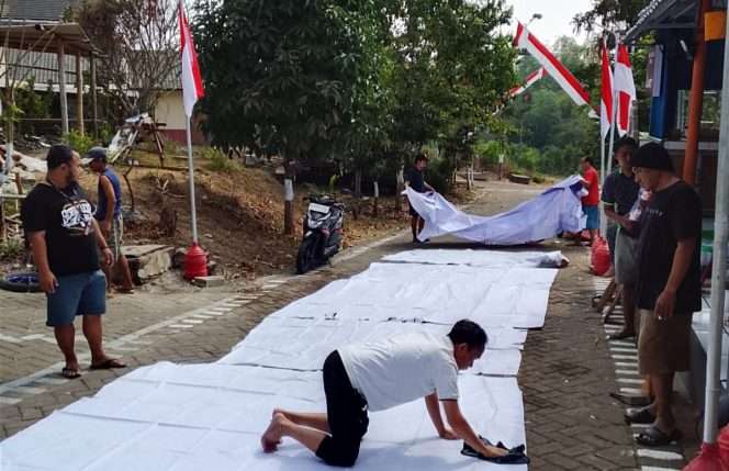 
 Puluhan kepala keluarga memasang foto para pahlawan di depan rumah masing-masing, tepat di bawah tiang bendera Merah Putih. (ist)