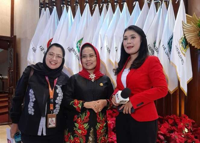 
 Ketua Komisi E DPRD Jawa Timur, Dr. Sri Untari Bisowarno, M.AP (tengah) usai melakukan kegiatan. (ist)
