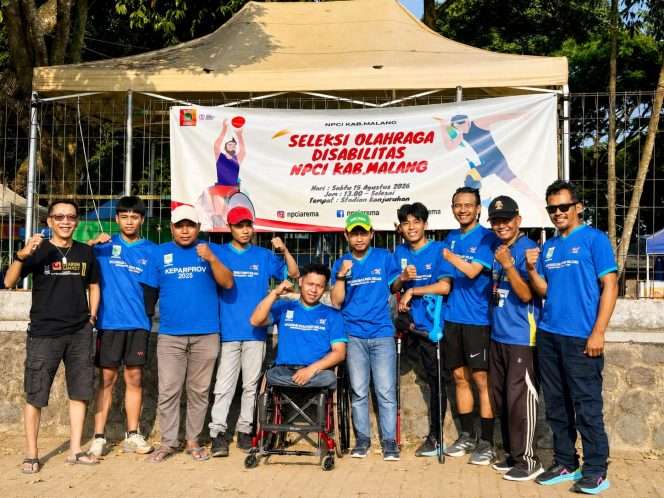 
 Berfoto bersama dalam kegiatan NPCI Kabupaten Malang, seleksi cabang olahraga atletik persiapan Keparprov Jatim 2026, di lapangan luar Stadion Kanjuruhan Malang, Sabtu (15/8/2026). (Agus for bacamalang)