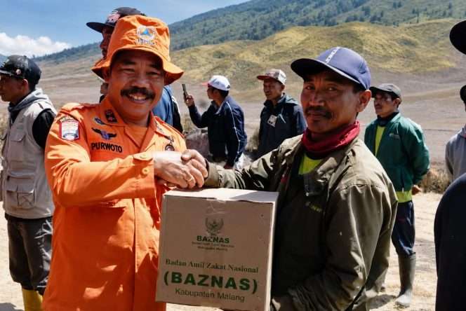 
 Simbolis penyerahan bingkisan sembako kepada relawan. (Purwoto for bacamalang)