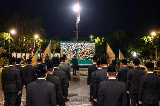 
 Suasana sakral dan khidmat kegiatan Apel Kehormatan dan Renungan Suci (AKRS) di Taman Makam Pahlawan (TMP) Prayuda Nirwana Kota Kepanjen, Sabtu (15/8/2026). (Humas Pemkab Malang)