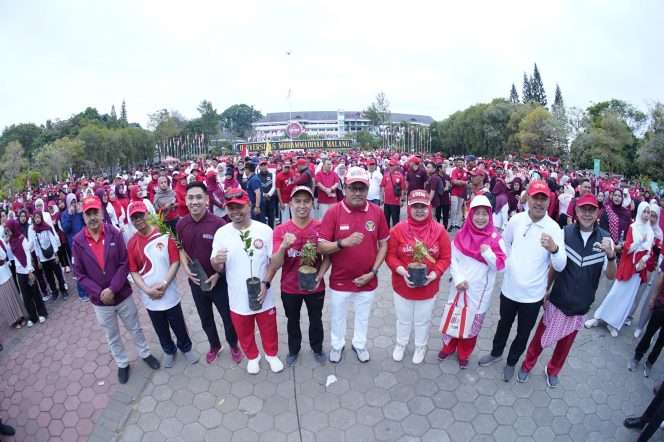 
 Peserta jalan sehat, terdiri dari dosen UMM dan mahasiswa, saat menerima bibit tanaman. (UMM)