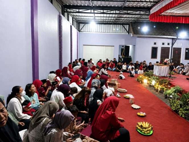 
 Barikan HUT RI digelar oleh Warga Cepokomulyo Kepanjen, untuk mendoakan pahlawan dan memperkuat tali silaturahmi. (ist)
