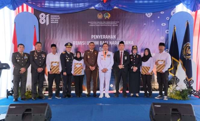
 Wali Kota Malang Wahyu Hidayat dan Kalapas Christo Victor bersama Forkopimda Kota Malang usai menyerahkan remisi kepada perwakilan warga binaan. (ist)