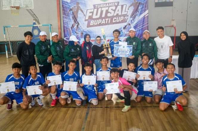 
 Berfoto bersama dengan membawa penghargaan juara, di sela ajang Bupati Cup Futsal 2026. (Humas Pemkab Malang)