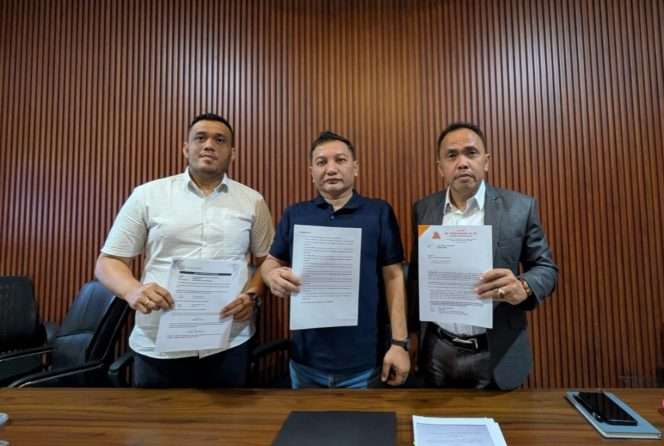 
 BUKTI: Kontraktor Iwan Wibisono (tengah) bersama tim kuasa hukumnya, DR. Yayan Riyanto, SH, MH dan V.L.F. Bili, SH, MH menunjukkan bukti-bukti wanprestasi yang dilakukan Wangsakarta PrimaLand sendiri. (mrg)