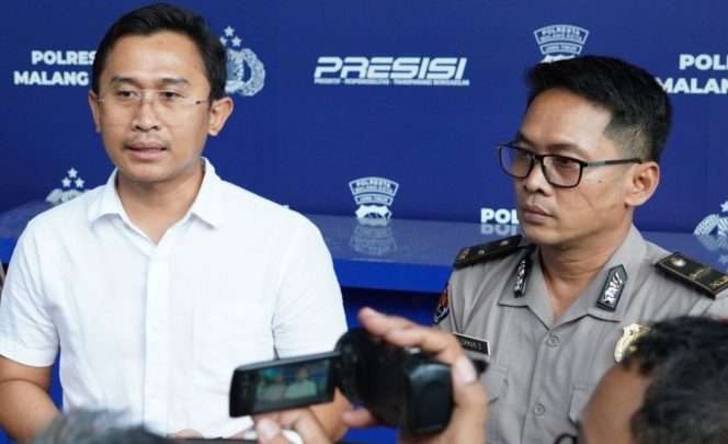 
 Kasat Reskrim Polresta Malang Kota Kompol Rahmad Aji didampingi Kasi Humas Ipda Lukman saat memberikan keterangan terkait penetapan tersangka dalam kasus pencabulan. (ist)