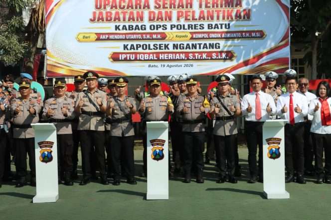 
 Kapolres Batu, AKBP Dr. Aris Purwanto, S.H., S.I.K., M.H saat sesi foto bersama usai memimpin Sertijab. (Yan)