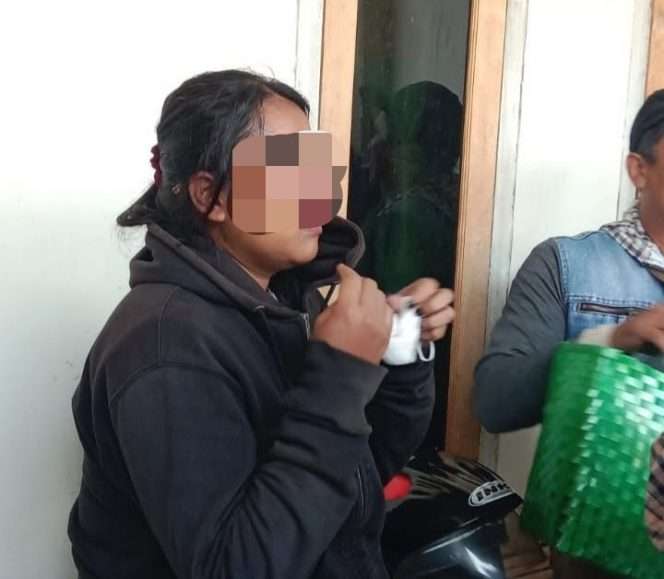 
 Terduga perempuan salah satu pelaku curanmor, SK setelah diamankan warga. (ist)