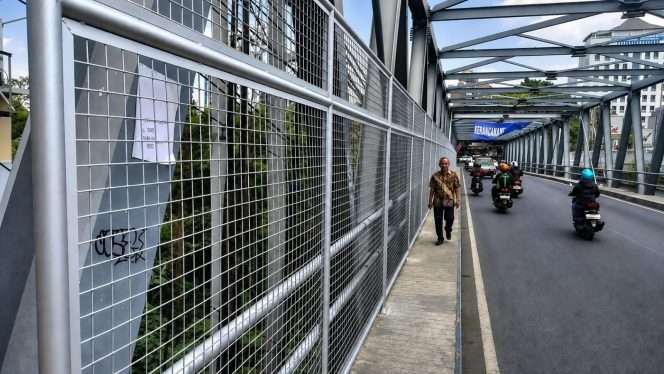 
 Dinas Bina Marga Provinsi Jawa Timur memasang pagar setinggi hampir dua meter di sisi timur Jembatan Soekarno-Hatta Kota Malang sebagai langkah pencegahan bunuh diri setelah tercatat 4 orang menjatuhkan diri pada 2024-2025, dan Akademisi FISIP UB Anif Fatma Chawa, Ph.D., menilai ini langkah nyata yang tepat namun baru menyasar pencegahan fisik. (ist)