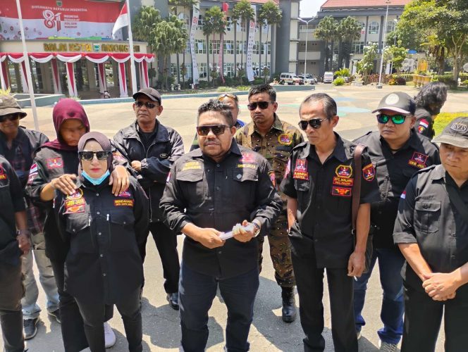 
 Koordinator GRIB JAYA Malang Raya, Damanhury Jab  S.H bersama anggotanya saat tengah diwawancarai awak media. (Yan)