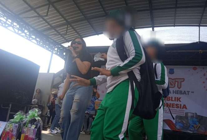 
 Sangat disayangkan. Aksi pelajar SD saat tengah menyawer biduan viral di publik, wali murid harapkan tindakan tegas Kepala Dinas Pendidikan Kota Batu. (Yan)