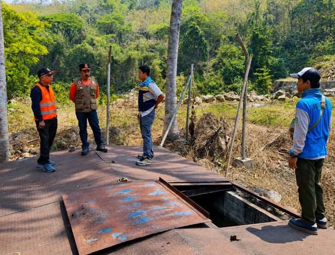 
 Kepala Pelaksana (Kalaksa) BPBD Kabupaten Malang Purwoto, S.Sos., M.Si, melakukan monitoring kekeringan di Desa Karangkates, Kecamatan Sumberpucung, Jumat (21/8/2026). (Purwoto for bacamalang)