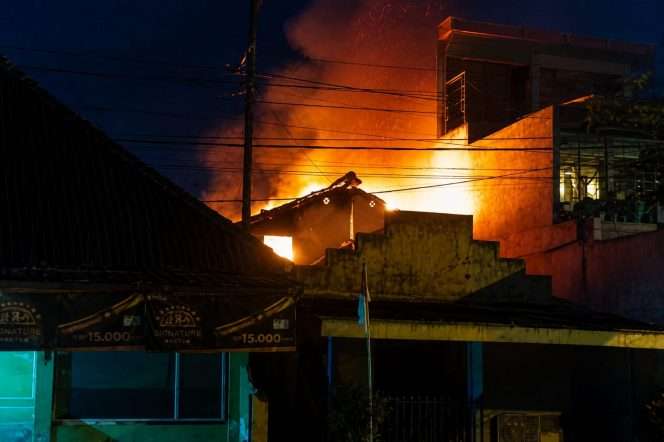
 Api diduga berasal dari obat nyamuk bakar mengakibatkan rumah di Jalan Raya Kebonagung, Desa Kebonagung, Kecamatan Pakisaji, Kabupaten Malang ludes terbakar Jumat (21/8/2026), mngakibatkan kerugian sekitar Rp 300 juta. (ist)
