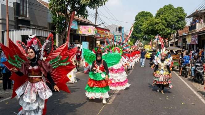 
 Karnaval pitulasan HUT ke-81 RI diikuti antusias warga Kelurahan Penarukan Kecamatan Kepanjen Kabupaten Malang. (ist)