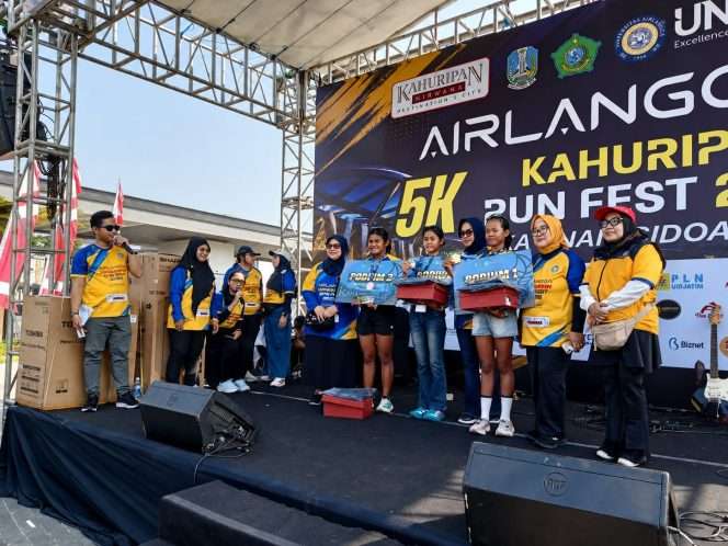 
 Simbolis penyerahan hadiah kepada pemenang dalam event spektakuler Airlangga-Kahuripan Fun Fest 5K 2026 kolaborasi manis Ikatan Alumni Universitas Airlangga (IKA Unair) Cabang Sidoarjo dan Perumahan Kahuripan Nirwana, Sidoarjo, Minggu, (23/8/2026). (ist)