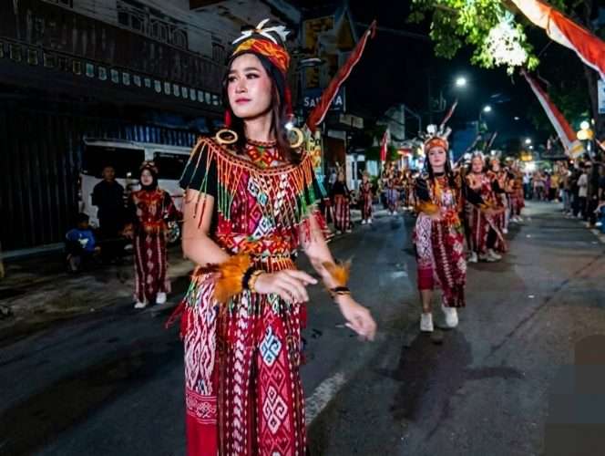 
 Salah satu grup peserta dalam Kirab Budaya yang digelar Kelurahan Kepanjen menyemarakkan HUT ke-81. (ist)