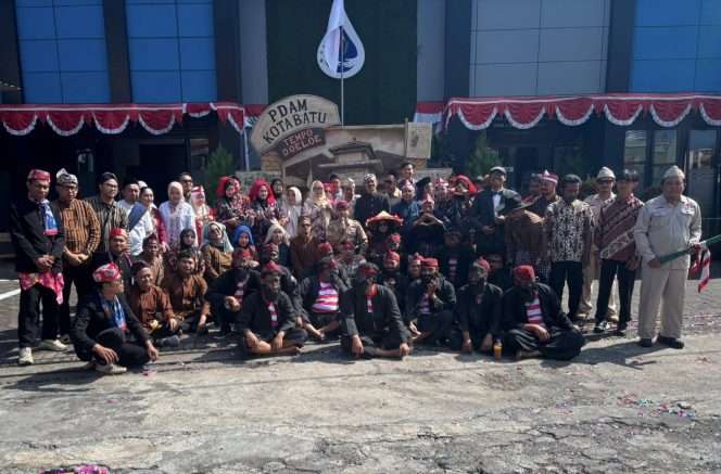 
 Dirut Perumdam Among Tirto Kota Batu, Achmad Yusuf, S.AP saat sesi foto bersama para staf dan pegawai usai upacara rutin Senin. (Yan)