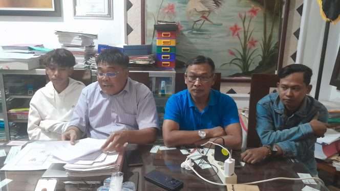 
 Sumardan, SH, Kuasa Hukum Sudirman, saat menyampaikan keterangan terkait belum dilaksanakannya eksekusi lelang yang terkendala informasi dari BPN. (ist)