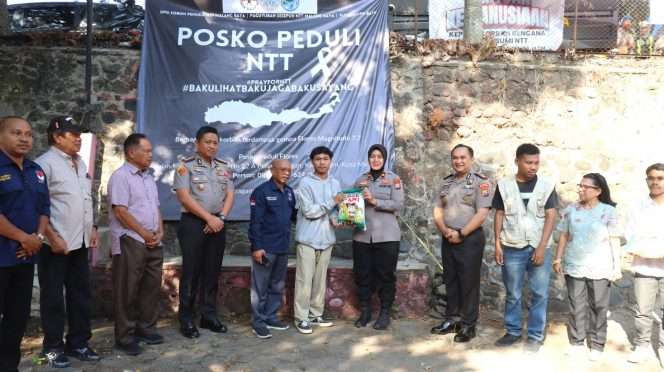 
 Kapolresta Malang Kota Kombes Pol Danang, Wakapolresta Malang Kota AKBP Alex Sandy, dan Kapolsek Klojen Kompol Riyan menyerahkan bantuan kepada korban bencana di NTT. (ist)