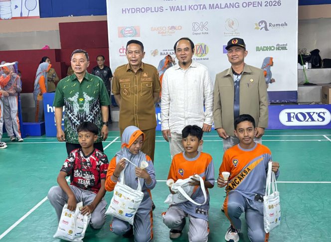 
 Wali Kota Malang Wahyu Hidayat bersama Ketua PBSI Kota Malang Heri Mursyid saat pembukaan Wali Kota Malang Open Bulutangkis 2026. (ist)