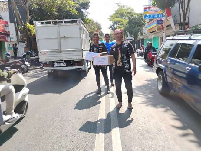 
 Koordinator Forbes Koba, Thomas Maydo bersama komunitas punk Kota Batu, saat melakukan aksi sosial penggalangan dana untuk korban gempa NTT. (Yan)