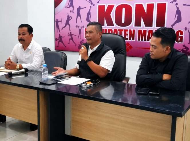 
 Ketua KONI Kabupaten Malang, H. Darmadi (tengah), memimpin Rapat Pleno Pengurus KONI persiapan atlet mengikuti Porkab Malang VIII 2026 dan Porprov X Jawa Timur 2027. (ist)