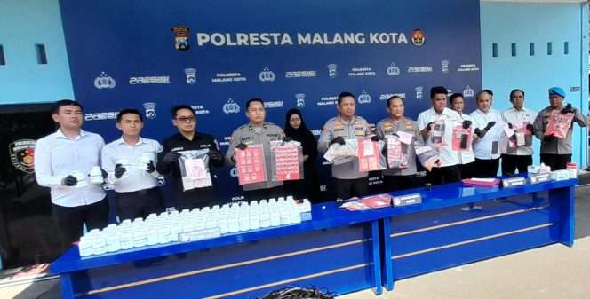 
 Kapolresta Malang Kota Kombes Pol Danang, Wakapolresta Malang Kota AKBP Alex, Kasat Resnarkoba Kompol Hendro, dan Kasi Humas Ipda Lukman menunjukkan barang bukti hasil Operasi Tumpas Semeru 2026. (ist)