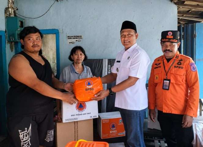 
 BPBD Kabupaten Malang menyalurkan bantuan logistik kepada korban kebakaran rumah di Desa Kebonagung Pakisaji, Rabu (26/08/2026). (Purwoto for bacamalang)
