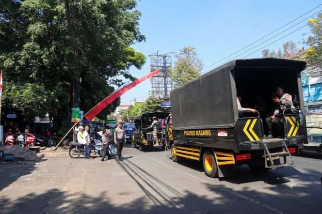 
 Polres Malang menggelar patroli gabungan skala besar untuk mengantisipasi gangguan keamanan dan ketertiban masyarakat di wilayah Kabupaten Malang. (Humas Polres Malang)