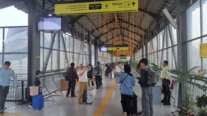 
 Para penumpang KA menunggu kedatangan kereta api di Stasiun Malang. (ist)