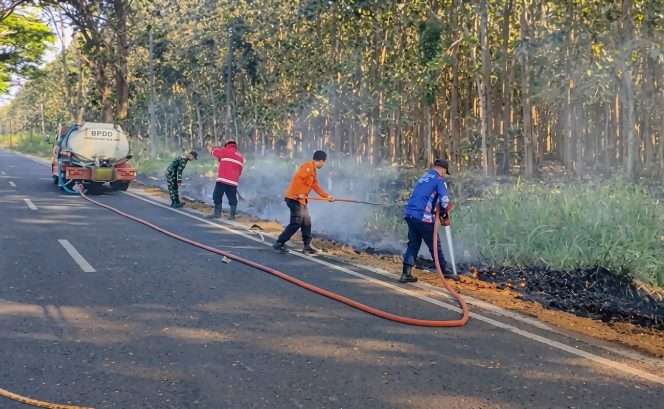 
 Proses pemadaman api. (IG BPBD)