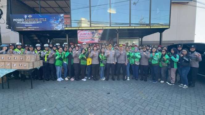 
 Kapolres Batu, AKBP Dr. Aris Purwanto, saat sesi foto bersama Polwan dan Ojol dalam kegiatan Jumat Berbagi Berkah Peringati Hari Jadi Polwan ke-78. (Yan)