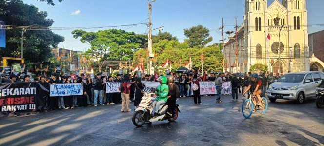 
 Massa aksi menggelar unjuk rasa di kawasan Kayutangan Heritage. (ist)