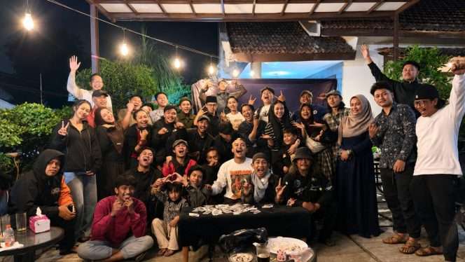 
 Berfoto bersama usai kegiatan Komunitas Maiyah Lawang. (Bastian for BacaMalang)