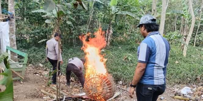 
 Polisi menertibkan arena yang diduga digunakan untuk judi sabung ayam di Desa Sambigede, Kecamatan Sumberpucung, Kabupaten Malang, setelah menerima informasi dan laporan masyarakat melalui call center 110. (Humas Polres Malang)