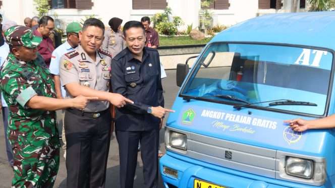 
 Kapolresta Malang Kota Kombes Pol Danang, Wali Kota Malang Wahyu Hidayat, bersama Dandim 0833 Kota Malang saat peluncuran program angkot pelajar gratis. (ist)