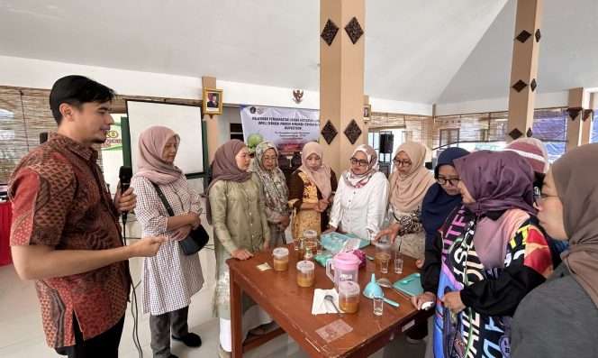 
 Para peserta saat sesi praktik dalam “Pelatihan Pemanfaatan Limbah Pertanian (Limbah Cair Apel) sebagai Produk Minuman Fermentasi dan Biopestisida” di Kantor Kecamatan Pujon, belum lama ini. (ist)