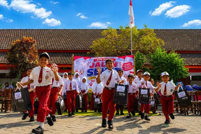 
 Hotel Atria Malang saat CSR “Shoes to School” bagi siswa-siswi SDN 2 Sumberpasir, Kecamatan Pakis, Kabupaten Malang belum lama ini. (ist)
