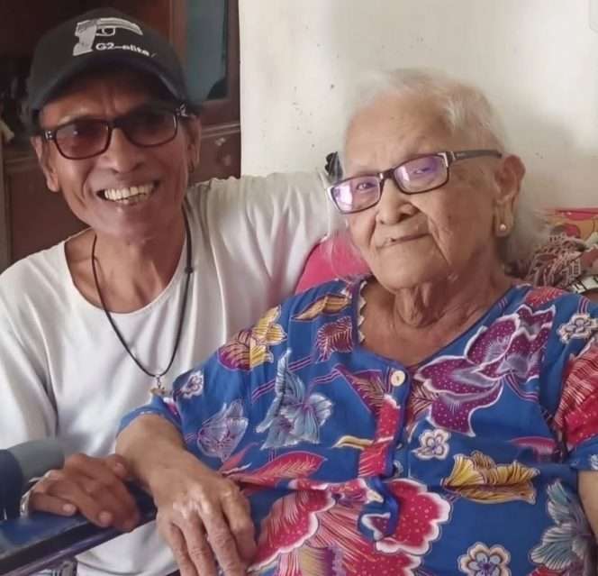 
 Gitaris Toto Tewel bersama Ibunda. (ig)