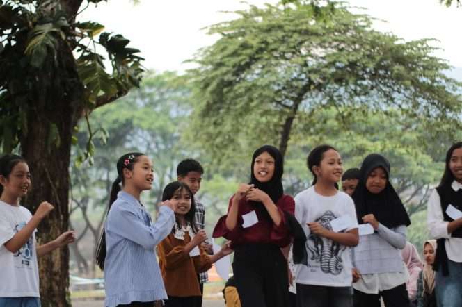 
 Anak-anak saat mengikuti permainan interaktif untuk membangun keberanian, kepercayaan diri, kemampuan berpikir, serta keterampilan sosial anak dalam Dream Forest yang digelar BeSS Resort & Waterpark Malang, akhir pekan lalu. (ist).