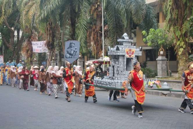 
 Fakultas Ilmu Budaya (FIB) UB mengusung candi dari botol dan gabus bekas. (ist)