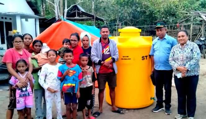 
 ITN Malang bersinergi dengan Perusahaan Umum Daerah (Perumda) Air Minum Tirta Kelimutu. Pada Selasa (18/8/2026), bantuan berupa air bersih, tandon air atau profil tank berkapasitas 1.300 liter, serta beras disalurkan ke Desa Randorama dan Desa Randotonda, Kecamatan Ende. (ist)